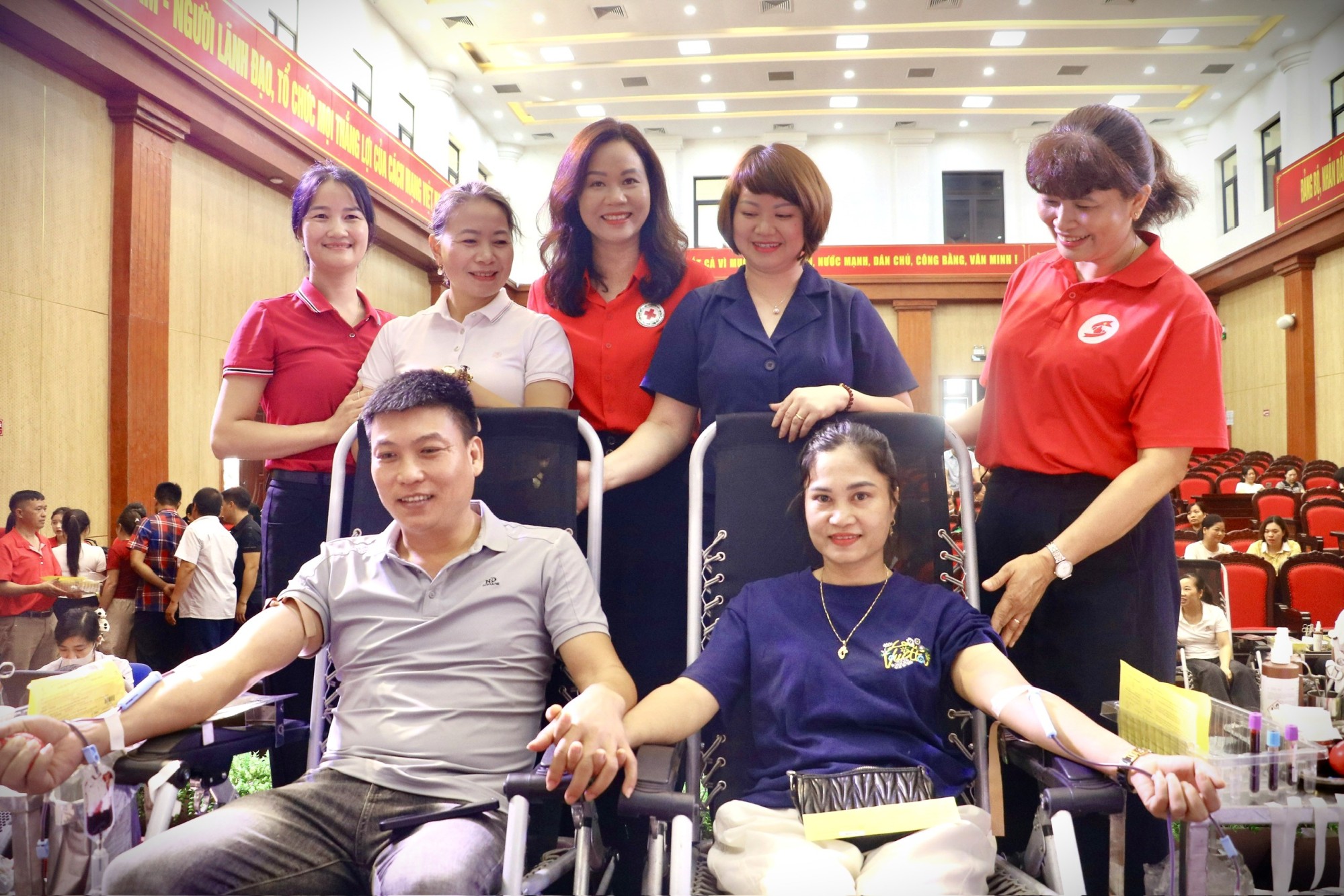 Lãnh đạo Hội Chữ thập đỏ tỉnh và Đảng ủy xã Hữu Lũng thăm hỏi, động viên tình nguyện viên hiến máu tình nguyện
