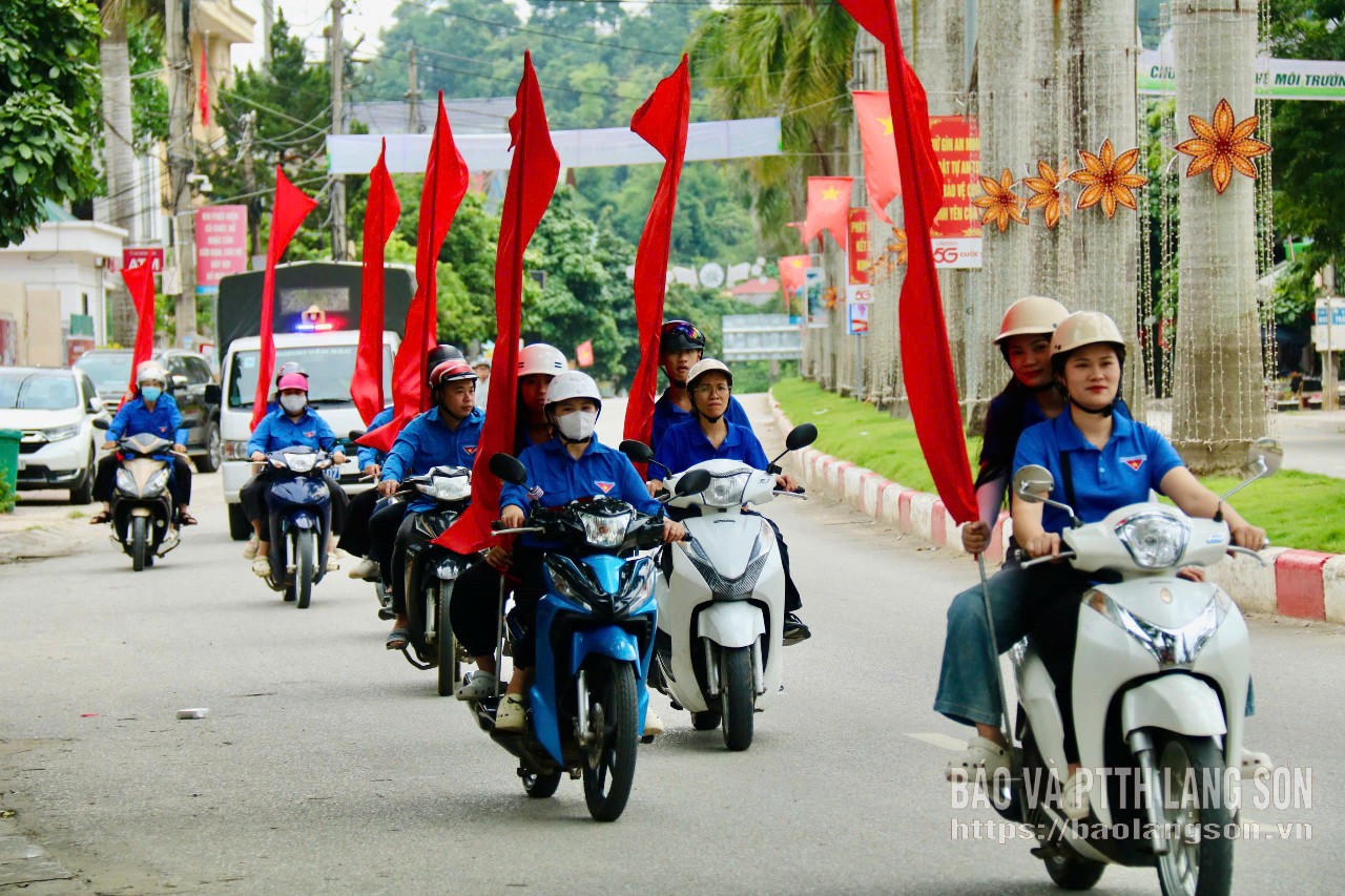 Đoàn viên thanh niên xã Văn Quan diễu hành tuyên truyền hưởng ứng Tháng hành động quốc gia về phòng, chống bạo lực gia đình năm 2026