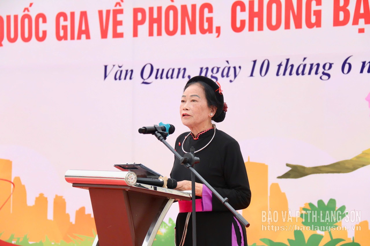Đại diện hộ gia đình trên địa bàn xã Văn Quan phát biểu hưởng ứng