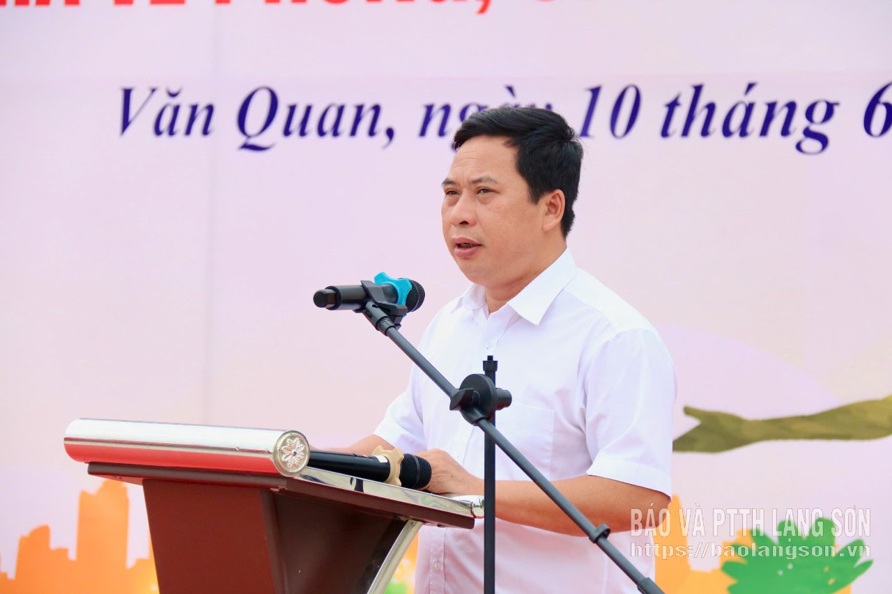 Lãnh đạo UBND xã Văn Quan phát biểu tại buổi lễ