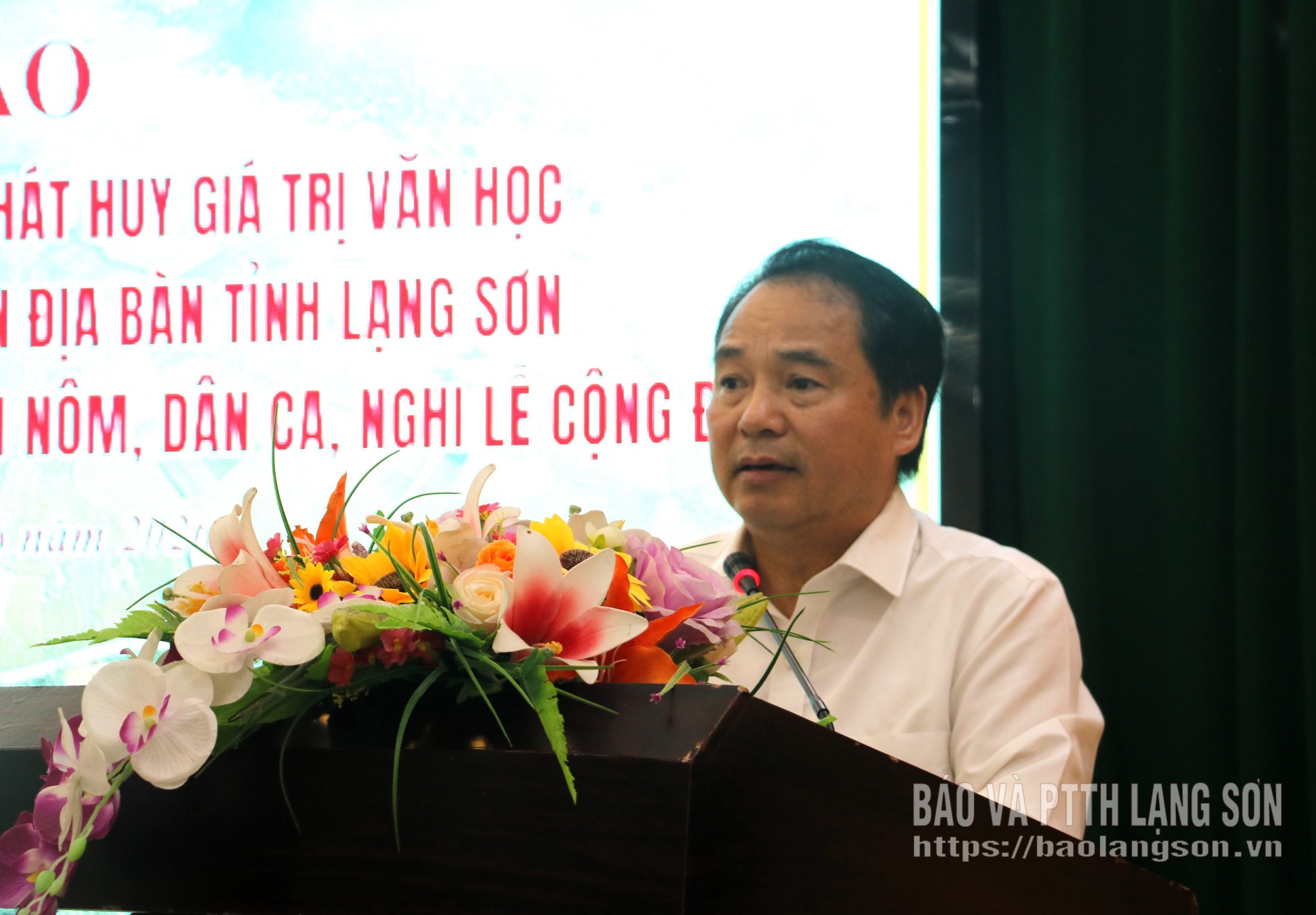 Đồng chí Nguyễn Phúc Hà, Chủ tịch Hội Văn học Nghệ thuật và Nhà báo tỉnh phát biểu khai mạc hội thảo
