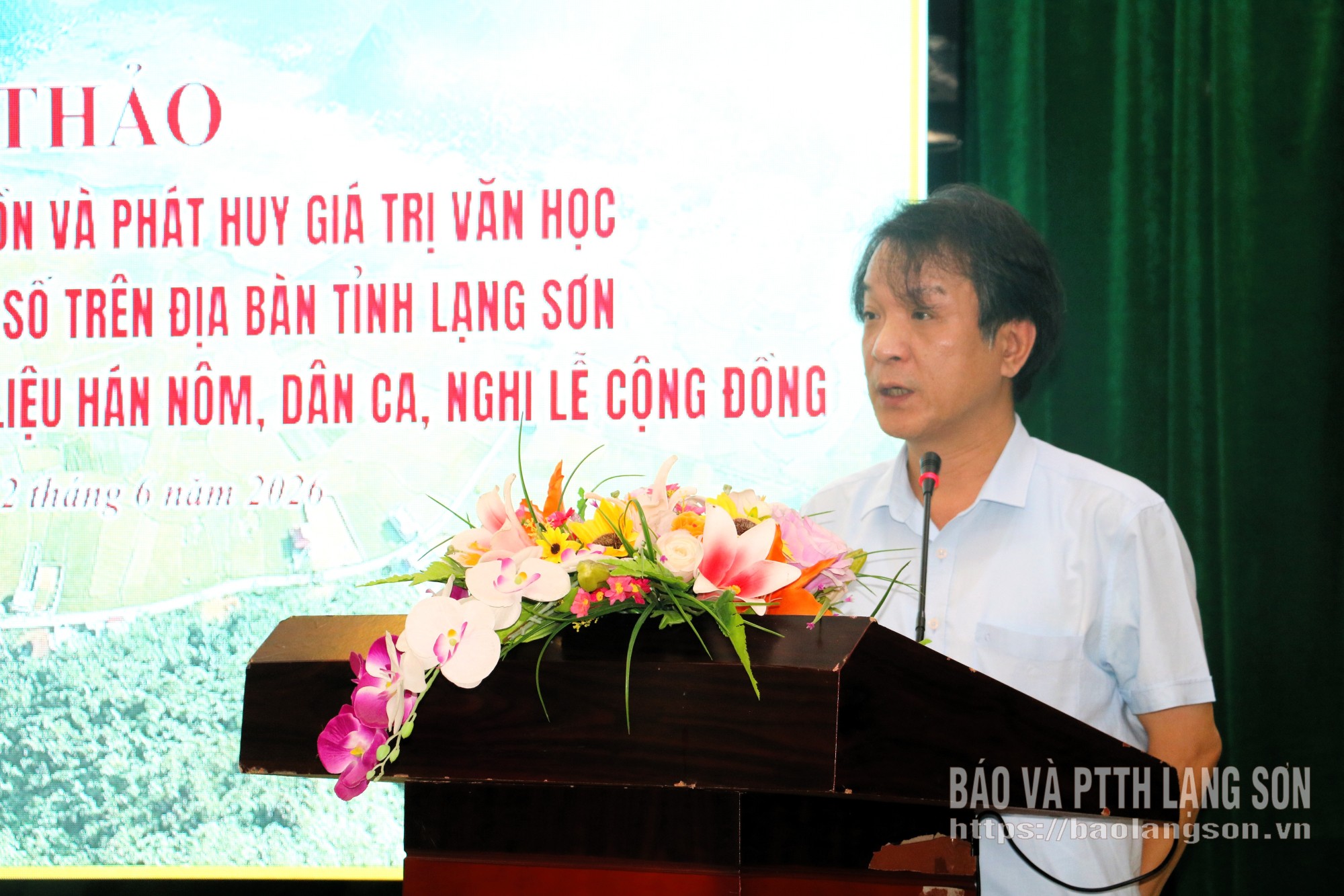 Tiến sĩ Nguyễn Văn Tuân, Viện Nghiên cứu Hán Nôm phát biểu tham luận tại hội thảo