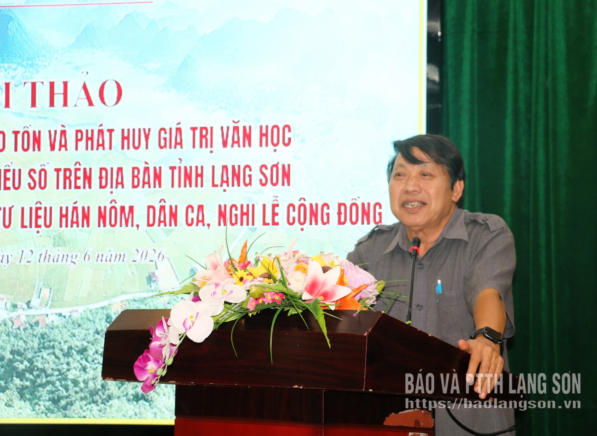 Tiến sĩ Hoàng Văn Páo, Chủ tịch Hội Di sản Văn hóa tỉnh phát biểu tham luận tại hội thảo