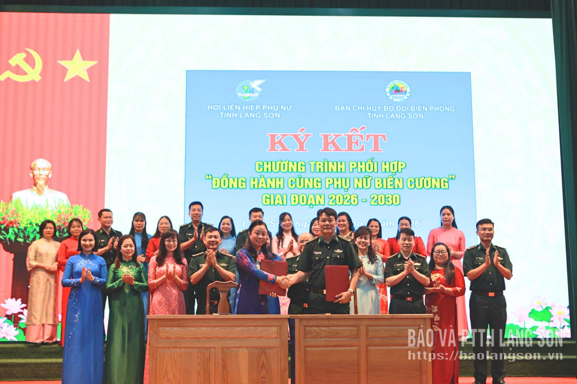 Đại diện lãnh đạo hai đơn vị ký kết chương trình phối hợp