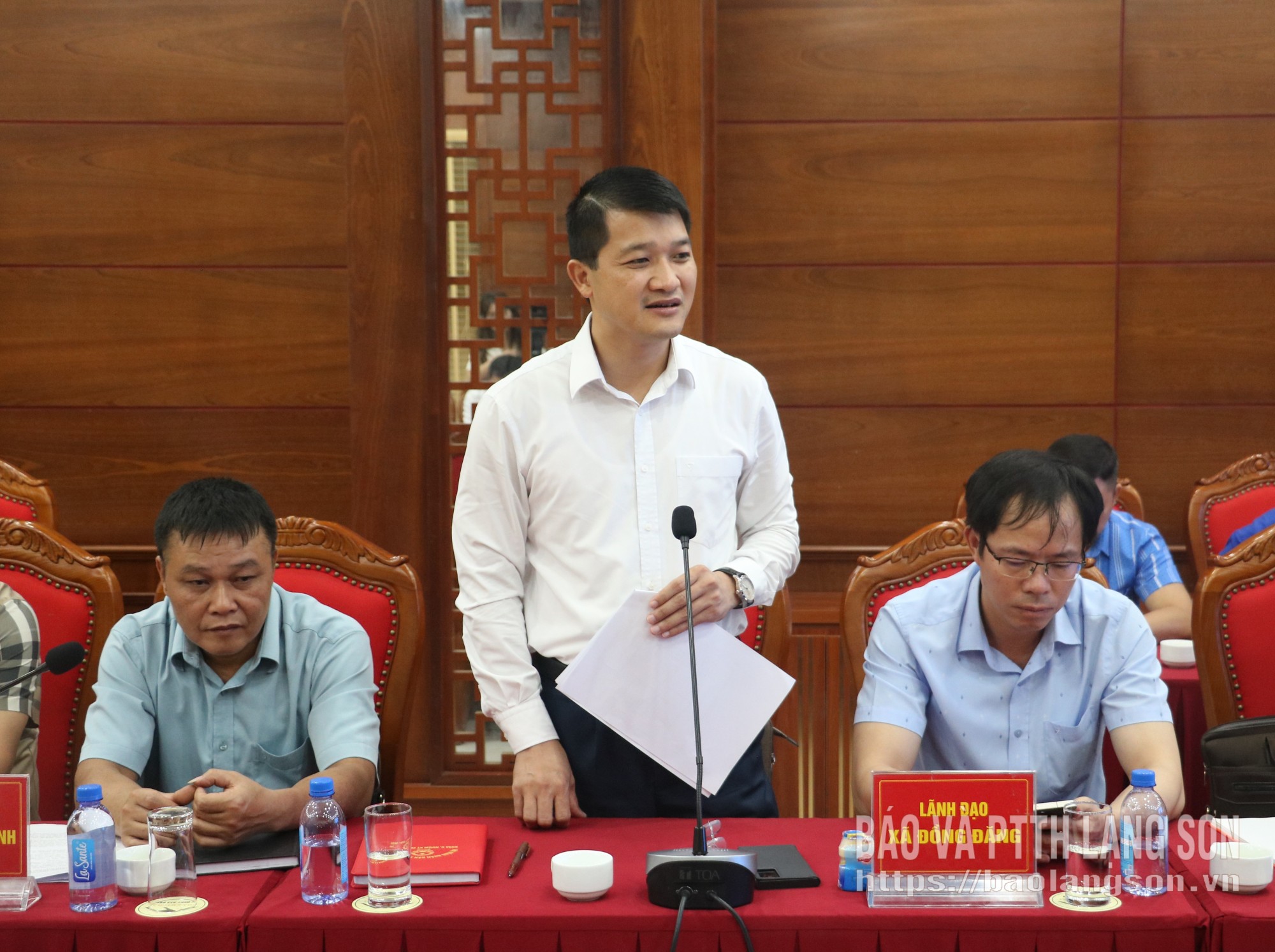 Bí thư Đảng ủy xã Đồng Đăng phát biểu ý kiến tại hội nghị