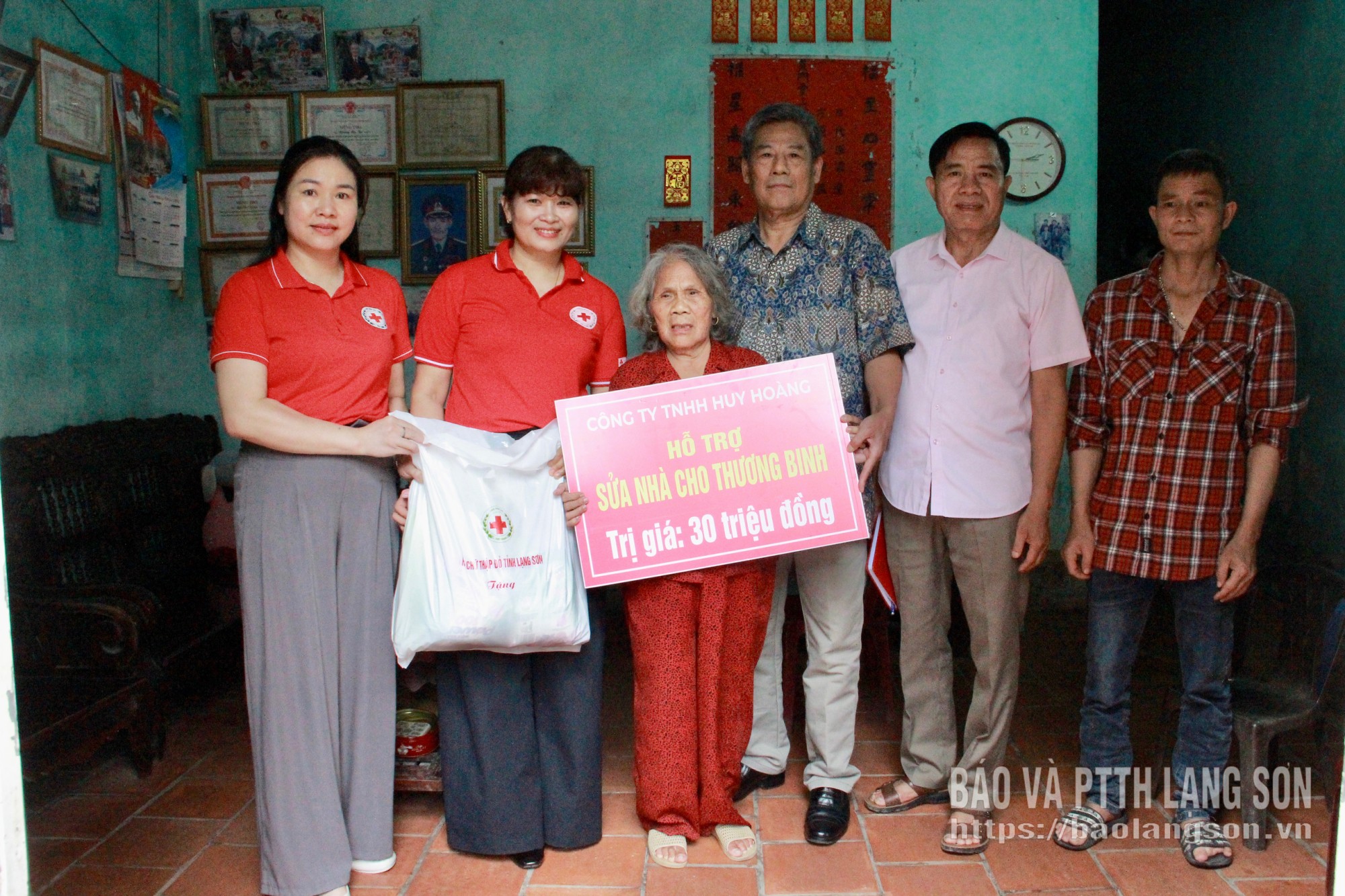 Đại diện Hội Chữ thập đỏ tỉnh và Công ty TNHH Huy Hoàng trao biển hỗ trợ sửa chữa nhà ở cho gia đình thương binh Hoàng Mộc Chí