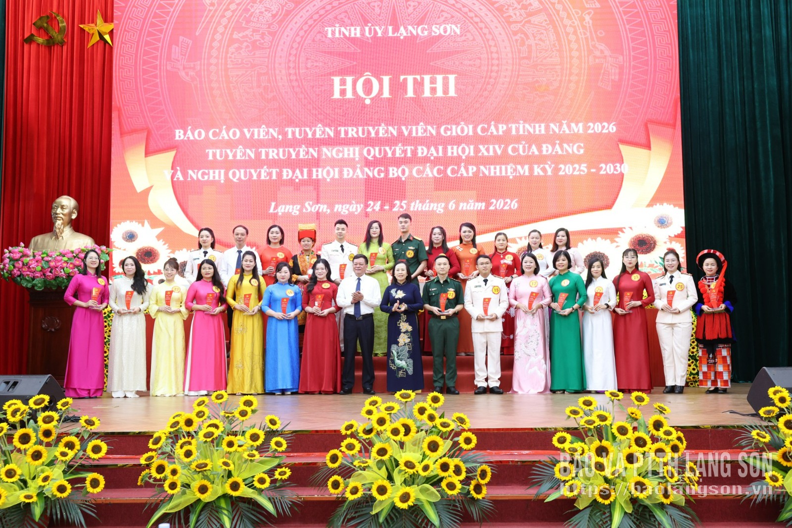 Đồng chí Đoàn Thị Hậu, Phó Bí thư Thường trực Tỉnh ủy, Chủ tịch HĐND tỉnh và đồng chí Nguyễn Quốc Khánh, Ủy viên Ban Thường vụ Tỉnh ủy, Trưởng Ban Tuyên giáo và Dân vận Tỉnh ủy, Trưởng Ban Tổ chức hội thi trao