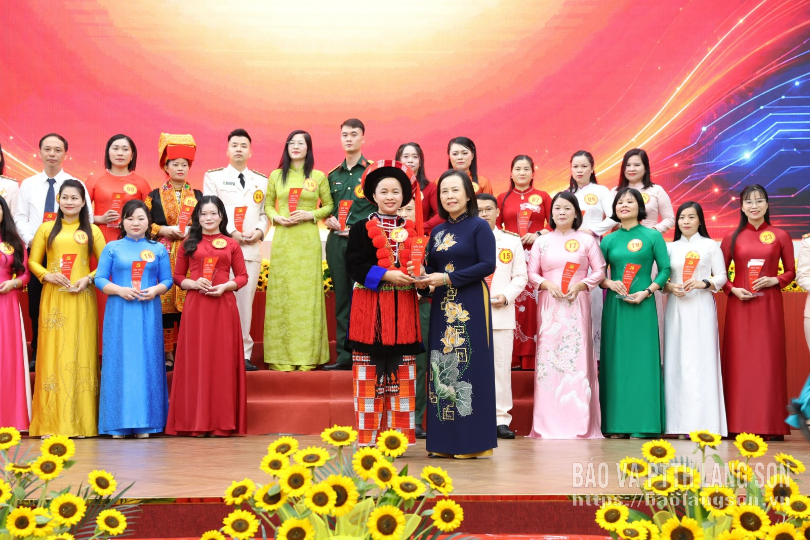 Đồng chí Đoàn Thị Hậu, Phó Bí thư Thường trực Tỉnh ủy, Chủ tịch HĐND tỉnh tặng biểu trưng cho thí sinh