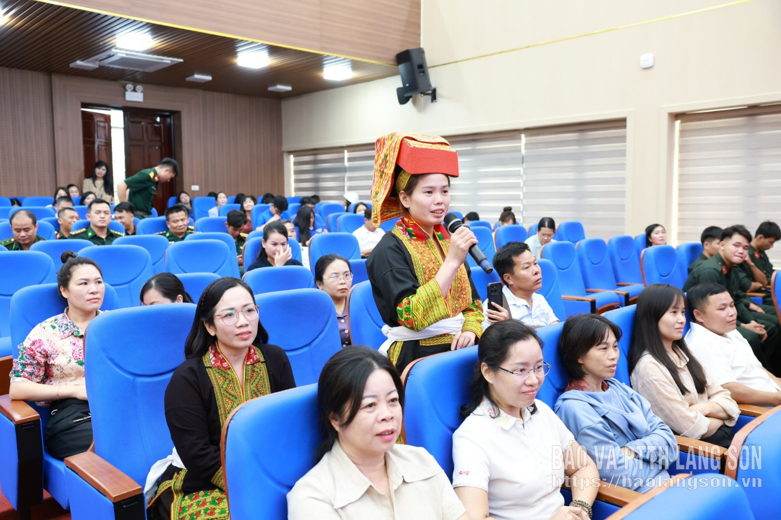 Khán giả tham gia giao lưu tại hội thi