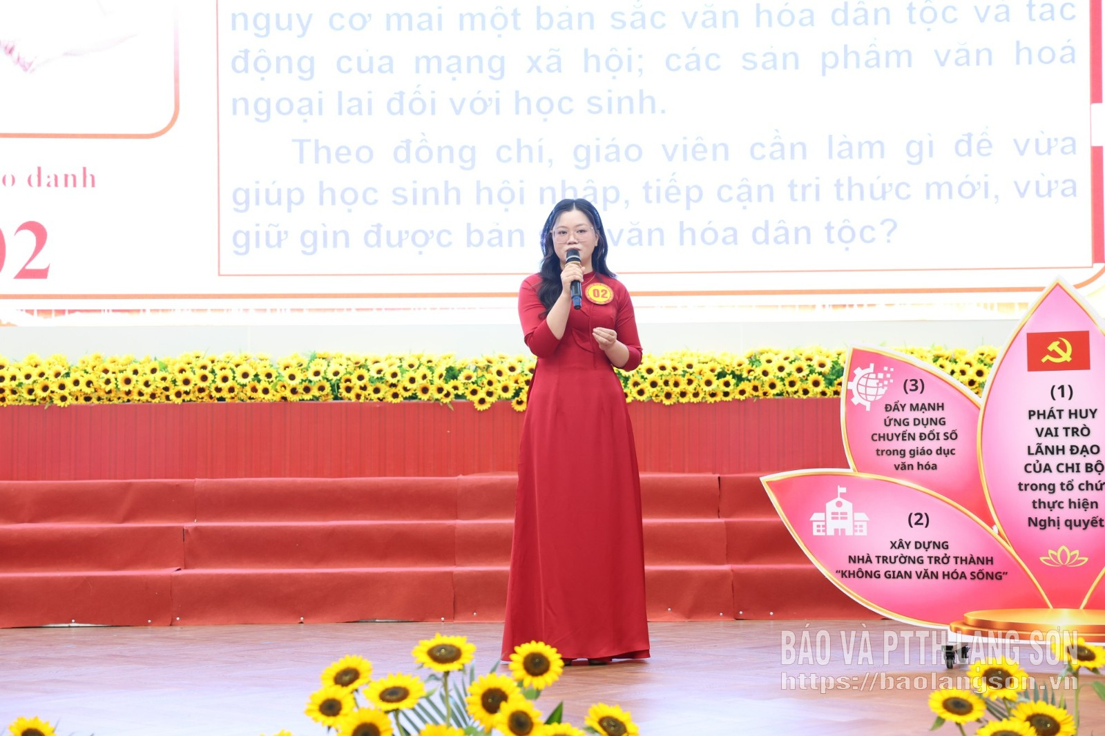 Thí sinh trả lời câu hỏi của Ban Giám khảo