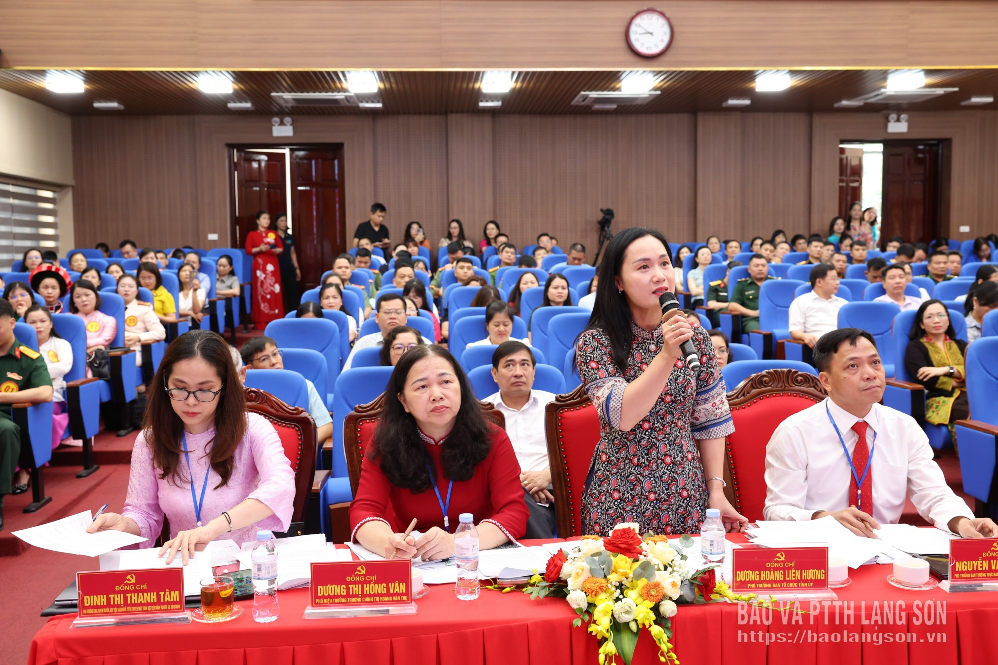 Thành viên Ban Giám khảo đặt câu hỏi cho các thí sinh