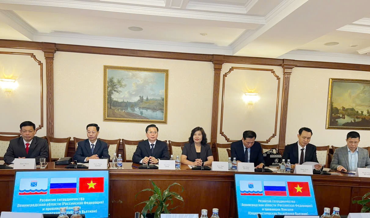 Đoàn công tác của tỉnh làm việc với tỉnh Leningrad
