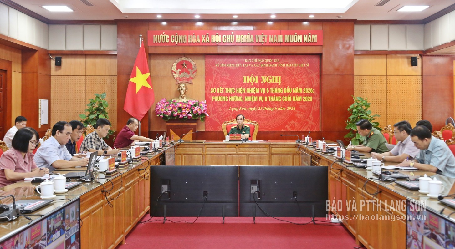 Các đại biểu tham dự hội nghị trên cầu UBND tỉnh Lạng Sơn