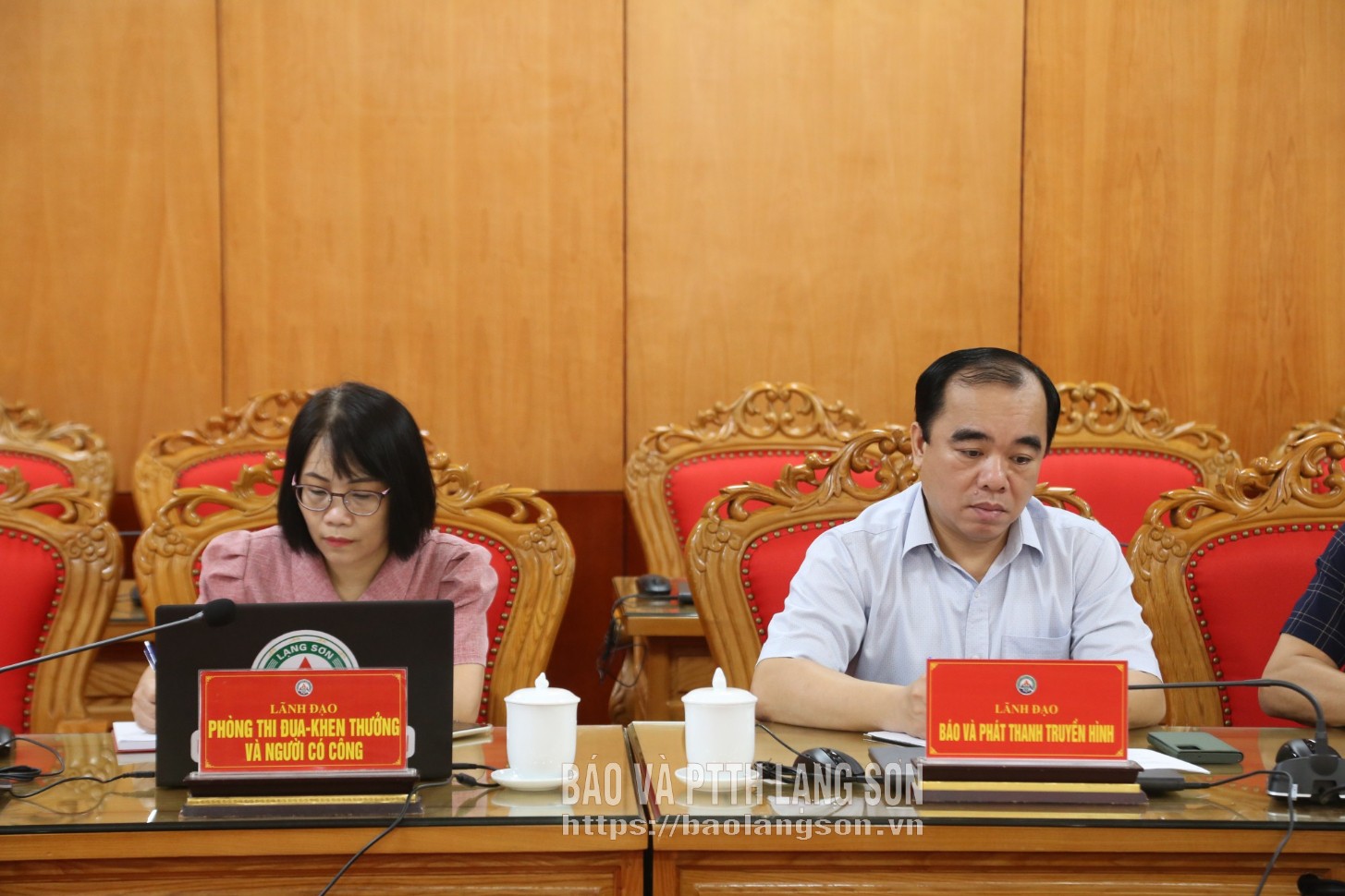 Các đại biểu tham dự hội nghị trên cầu UBND tỉnh Lạng Sơn