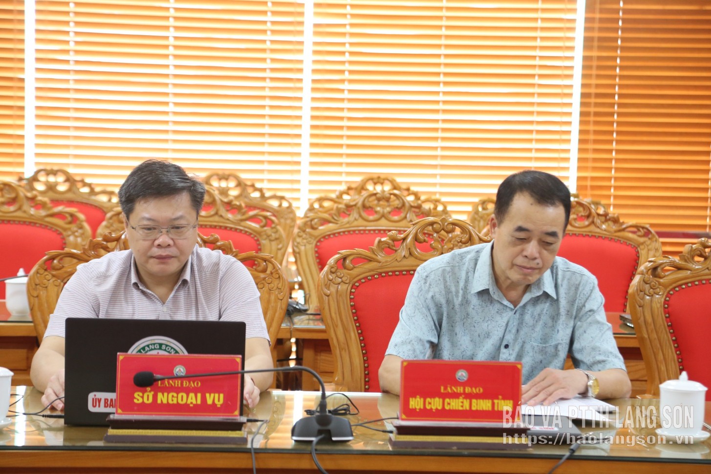 Các đại biểu tham dự hội nghị trên cầu UBND tỉnh Lạng Sơn