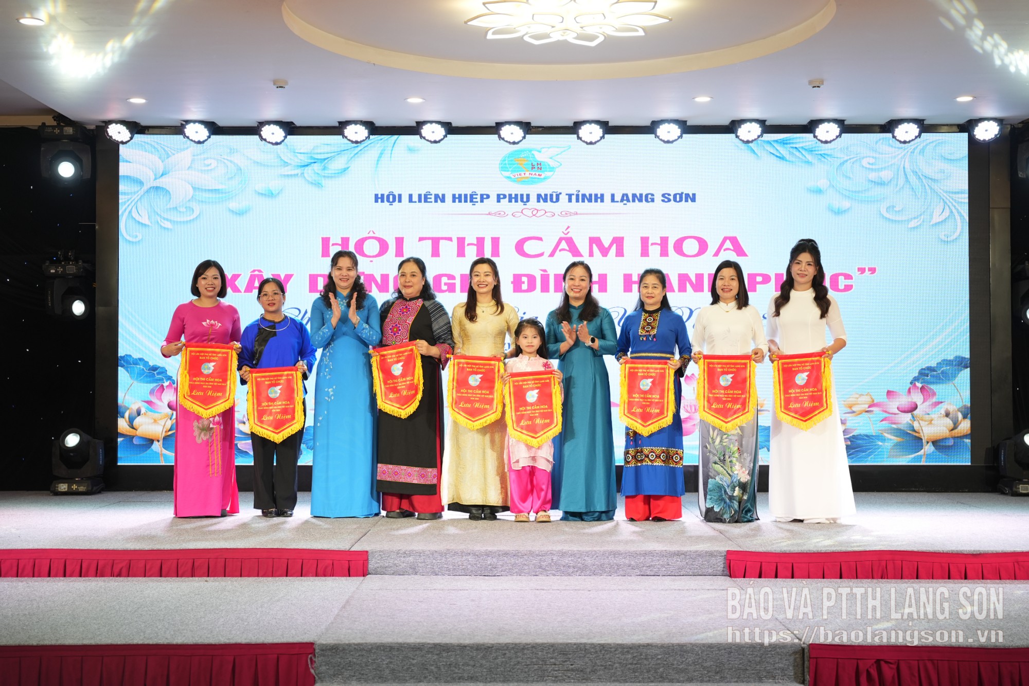 Lãnh đạo Hội Liên hiệp Phụ nữ tỉnh trao cờ lưu niệm cho đại diện các đội thi