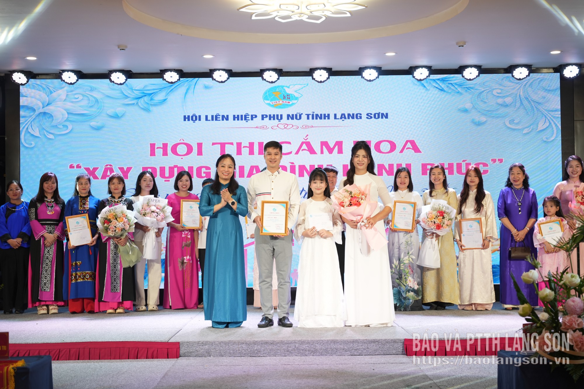 Lãnh đạo Hội Liên hiệp Phụ nữ tỉnh trao giải nhất cho đội thi phường Lương Văn Tri
