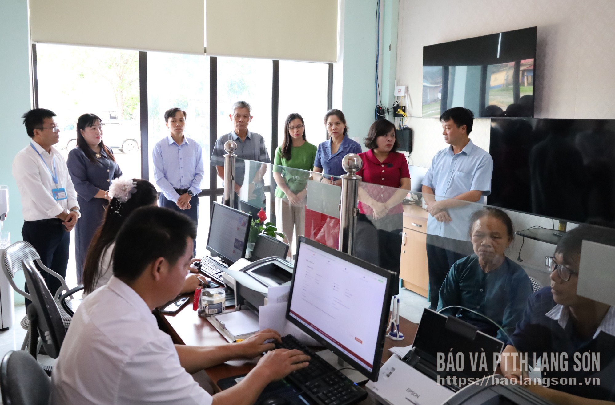 Đoàn giám sát khảo sát tại Trung tâm hành chính công xã Hội Hoan