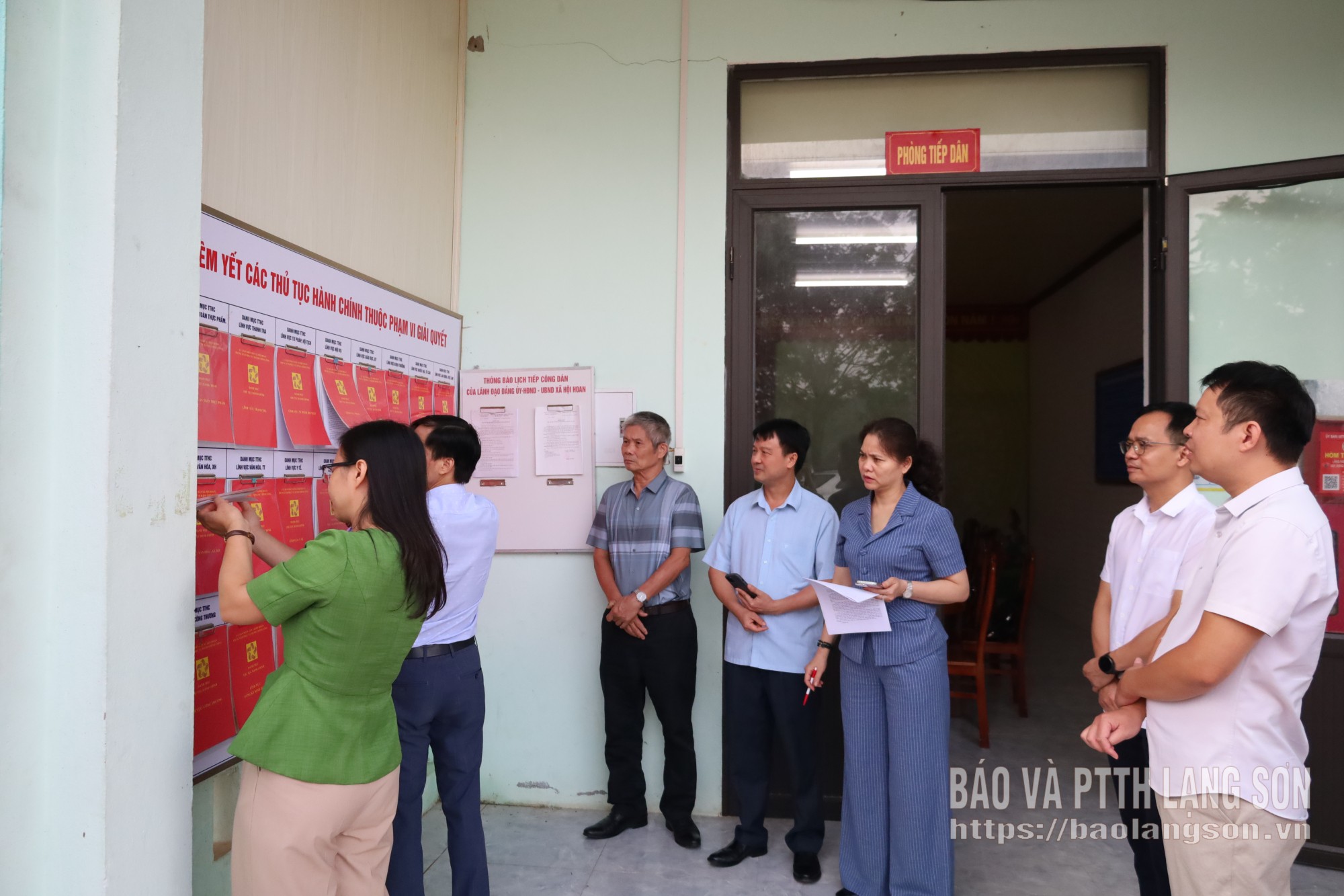 Đoàn giám sát khảo sát tại khu vực niêm yết thủ tục hành chính