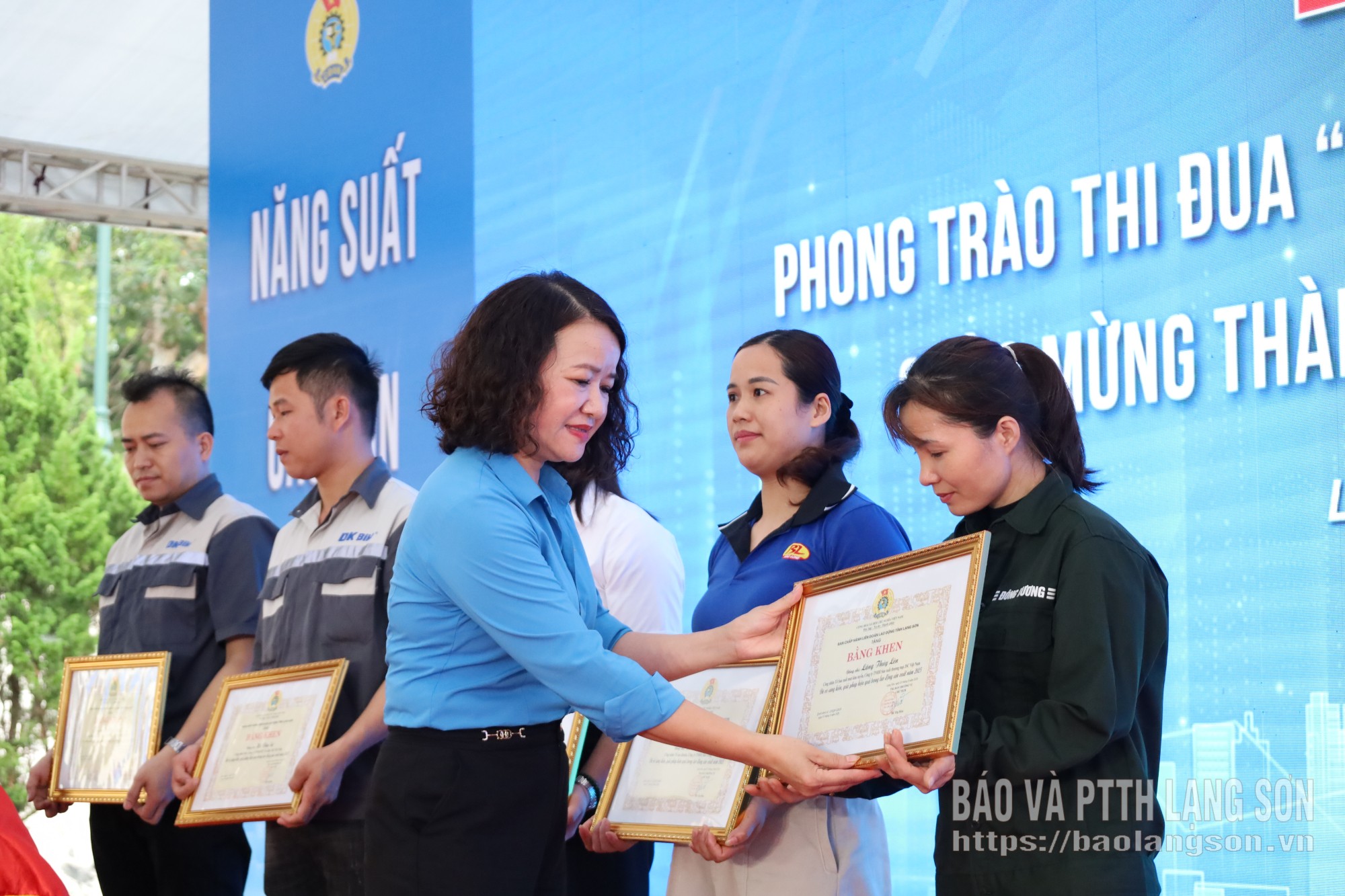 Lãnh đạo Liên đoàn Lao động tỉnh trao bằng khen cho công nhân tiêu biểu trong lao động, sản xuất