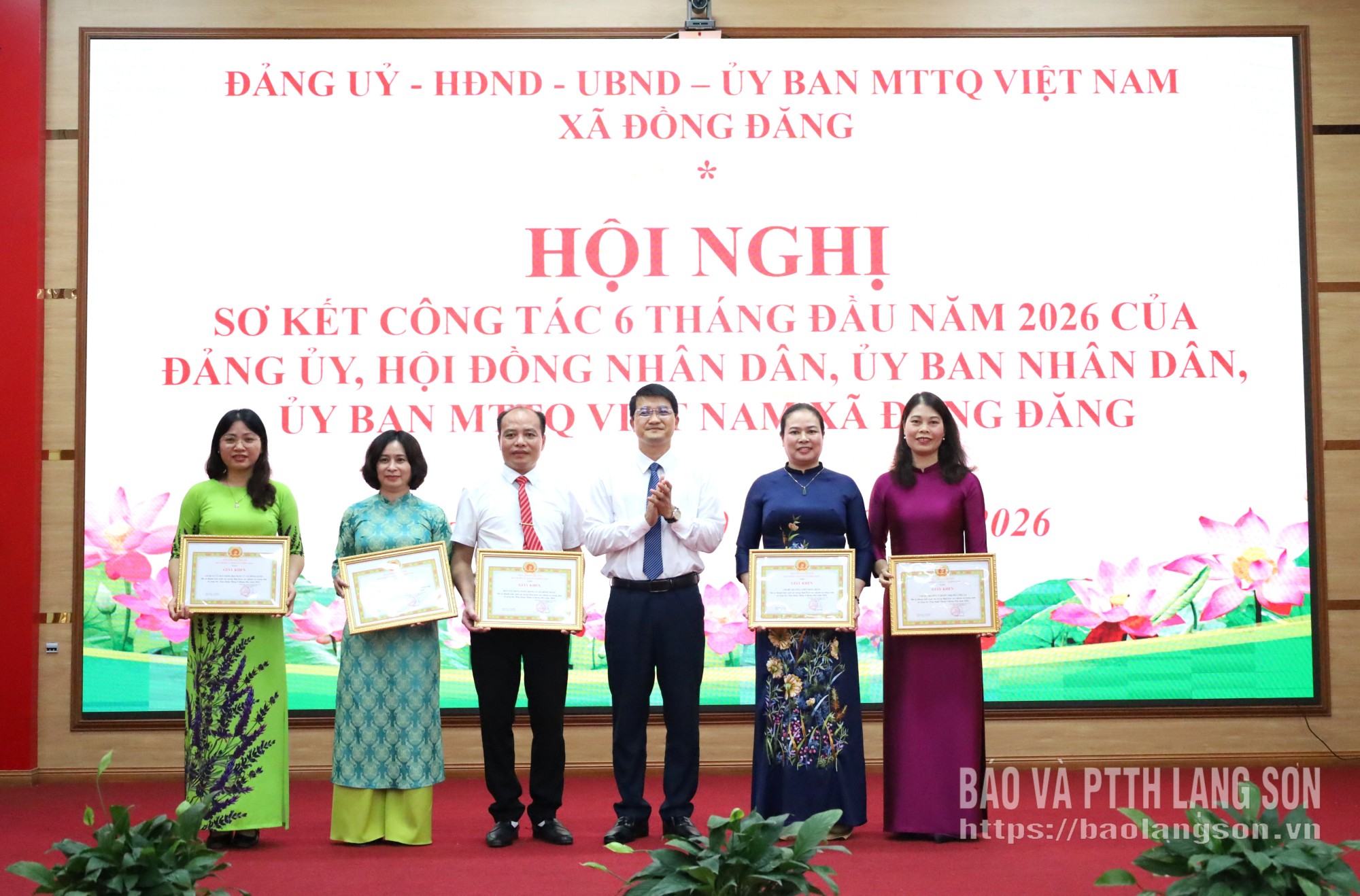 Lãnh đạo Đảng ủy xã Đồng Đăng trao giấy khen cho các tập thể có thành tích xuất sắc trong thực hiện các nhiệm vụ trọng tâm về công tác xây dựng Đảng 6 tháng đầu năm 2026
