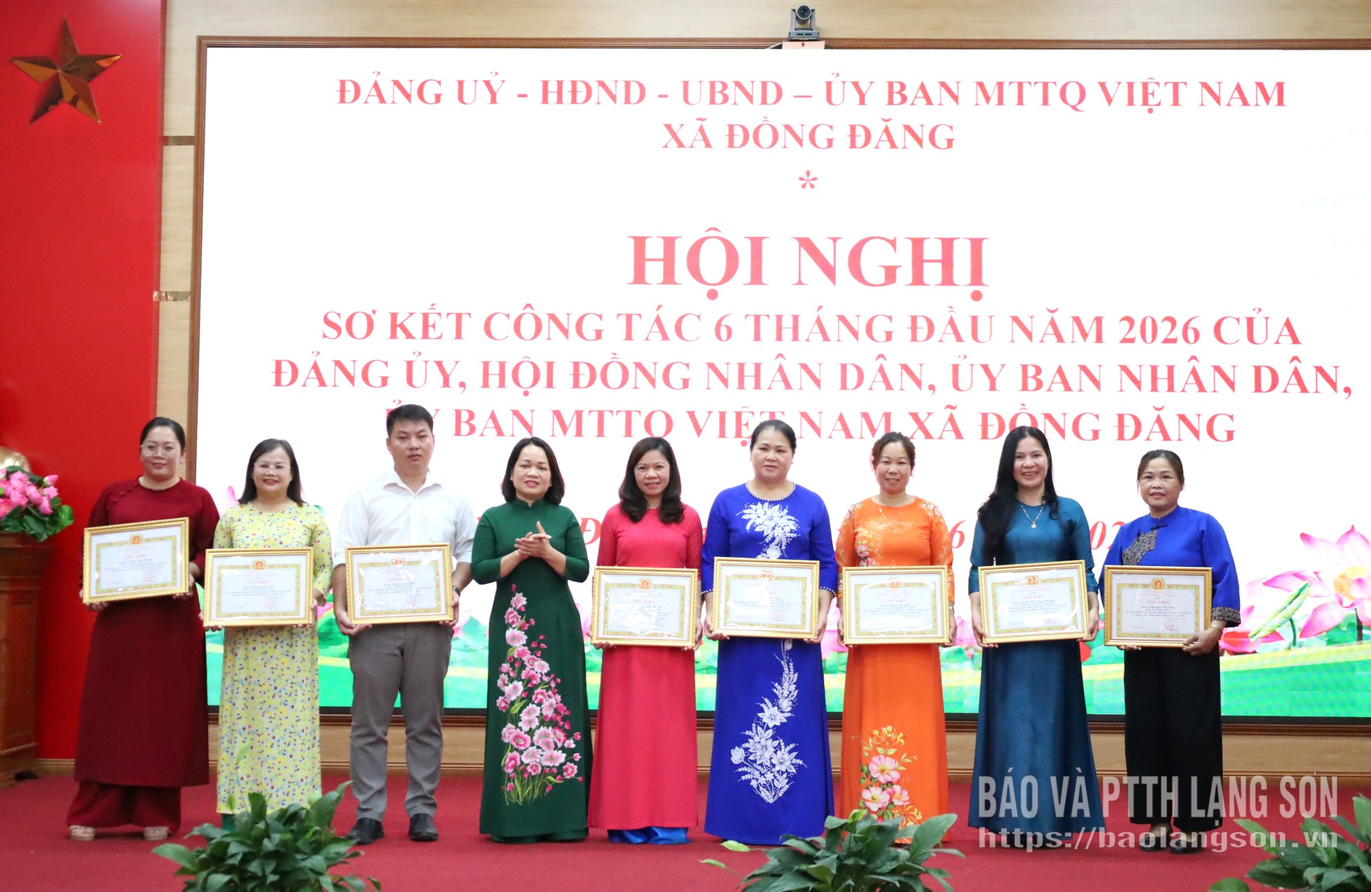 Lãnh đạo Đảng ủy xã Đồng Đăng trao giấy khen cho các cá nhân có thành tích xuất sắc trong thực hiện các nhiệm vụ trọng tâm về công tác xây dựng Đảng 6 tháng đầu năm 2026