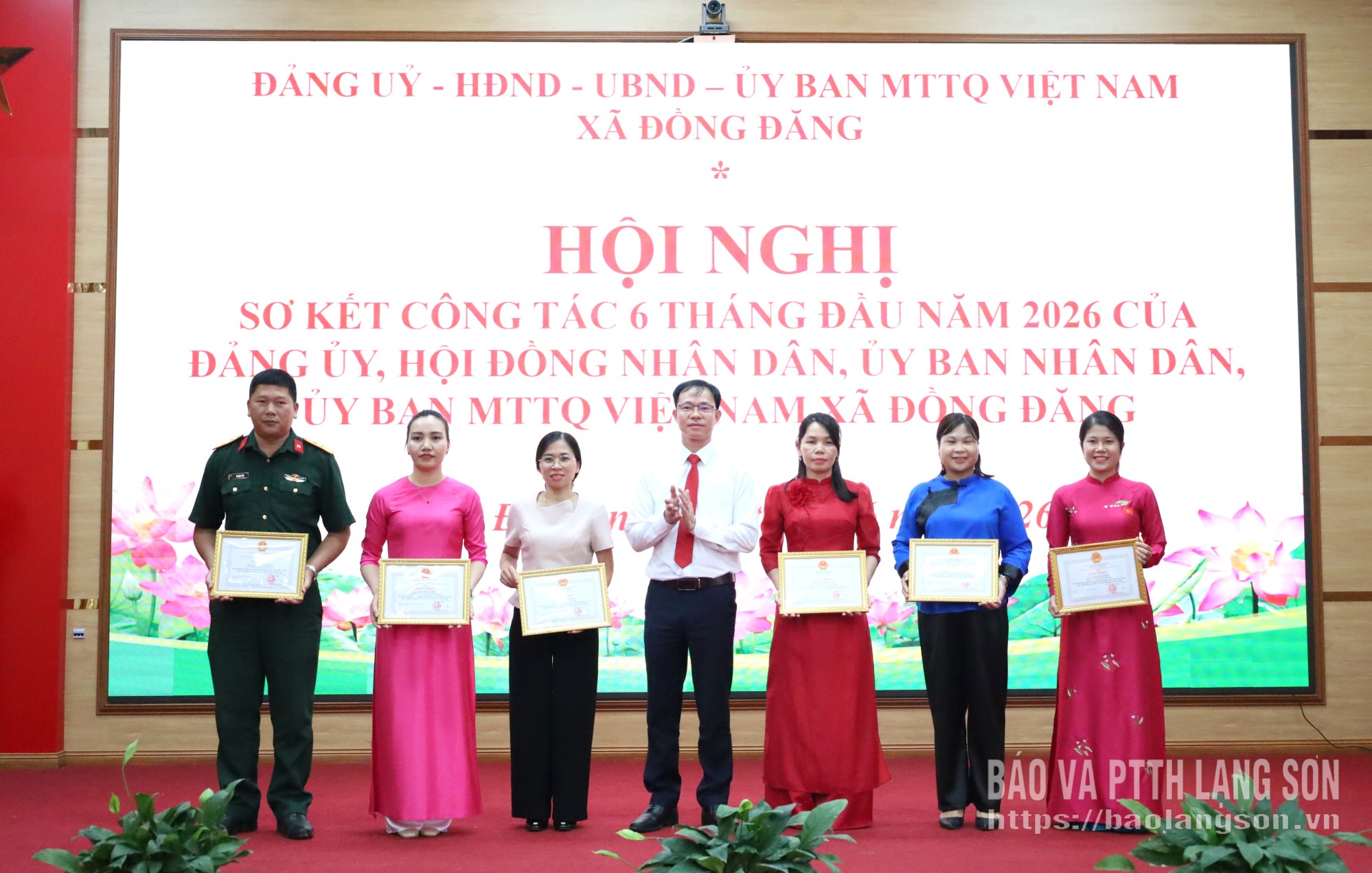 Các cá nhân có thành tích xuất sắc trong thực hiện nhiệm vụ phát triển kinh tế - xã hội 6 tháng đầu năm 2026 nhận giấy khen của Chủ tịch UBND xã
