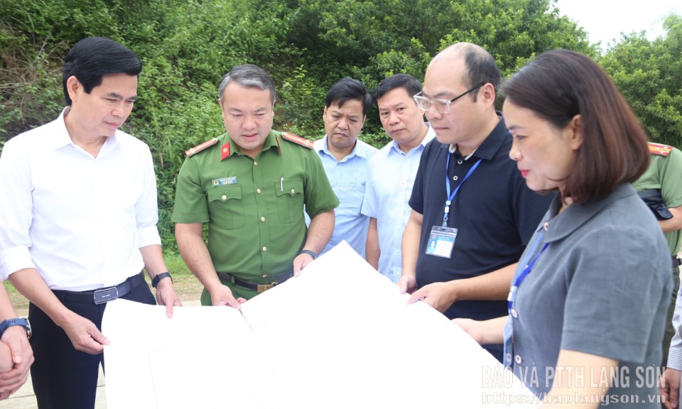 Đồng ch&iacute; B&iacute; thư Tỉnh ủy kiểm tra địa điểm x&acirc;y dựng Trường nội tr&uacute; li&ecirc;n cấp tại x&atilde; Cao Lộc