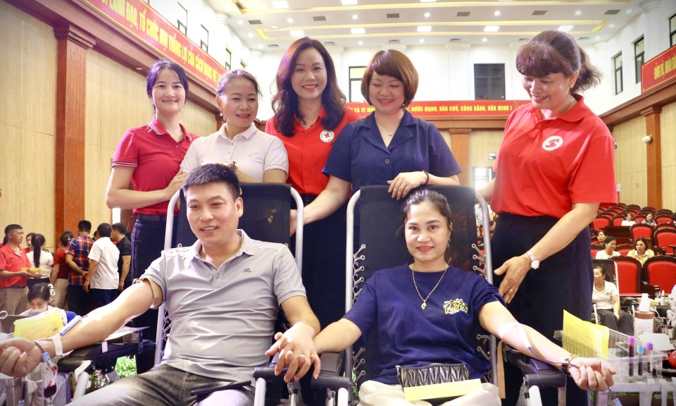 T&ocirc;n vinh những "tr&aacute;i tim hồng"