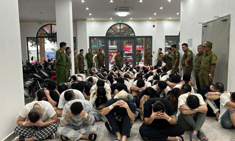 Đột k&iacute;ch kh&aacute;ch sạn, bắt 83 người Trung Quốc lập 'đại bản doanh' lừa đảo
