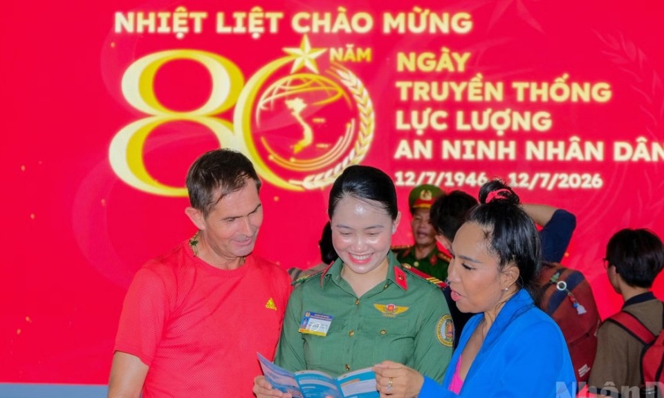 [Ảnh] Người d&acirc;n trải nghiệm c&aacute;c hoạt động thực tế về c&ocirc;ng t&aacute;c bảo vệ an ninh quốc gia