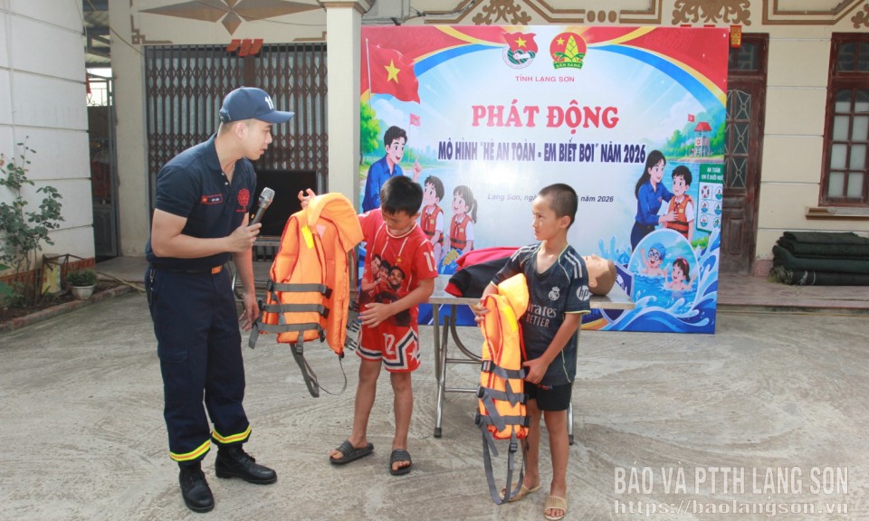 Ph&aacute;t động m&ocirc; h&igrave;nh &ldquo;H&egrave; an to&agrave;n - Em biết bơi&rdquo;