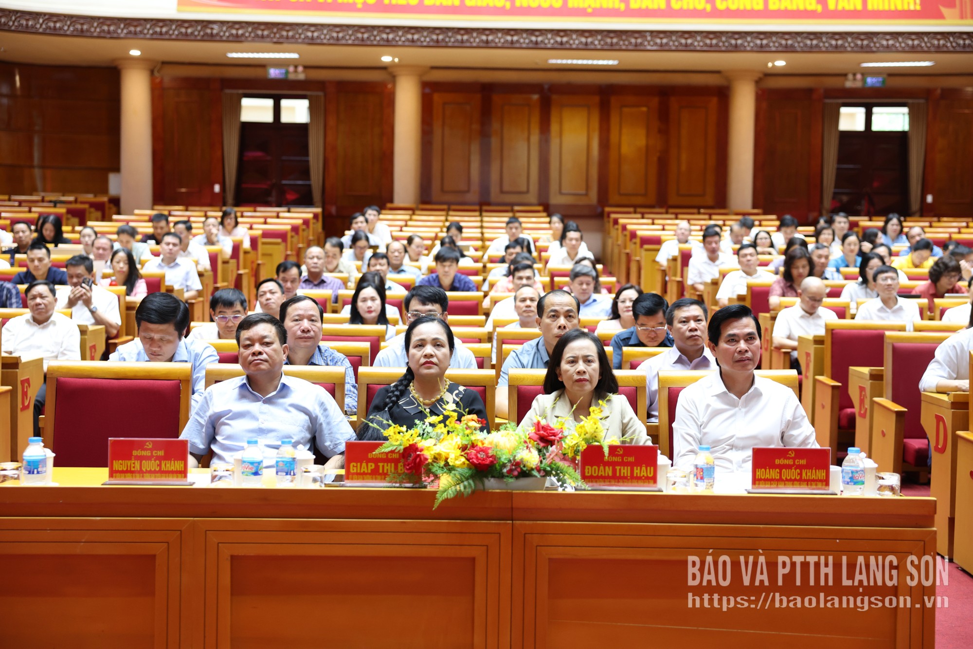 Lãnh đạo tỉnh và các đại biểu dự hội nghị tại điểm cầu tỉnh