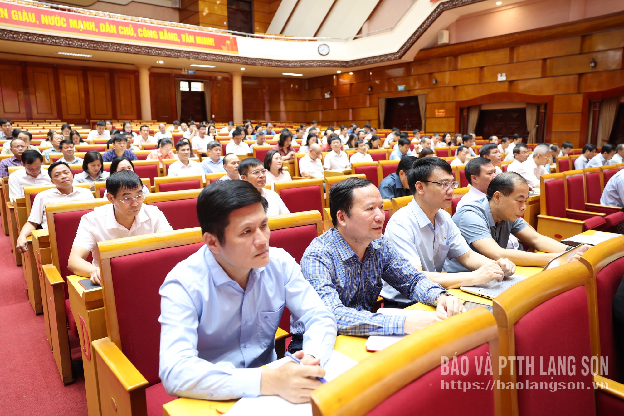 Các đại biểu theo dõi phóng sự sơ kết 1 năm vận hành mô hình tổ chức tổng thể của hệ thống chính trị, mô hình chính quyền 3 cấp