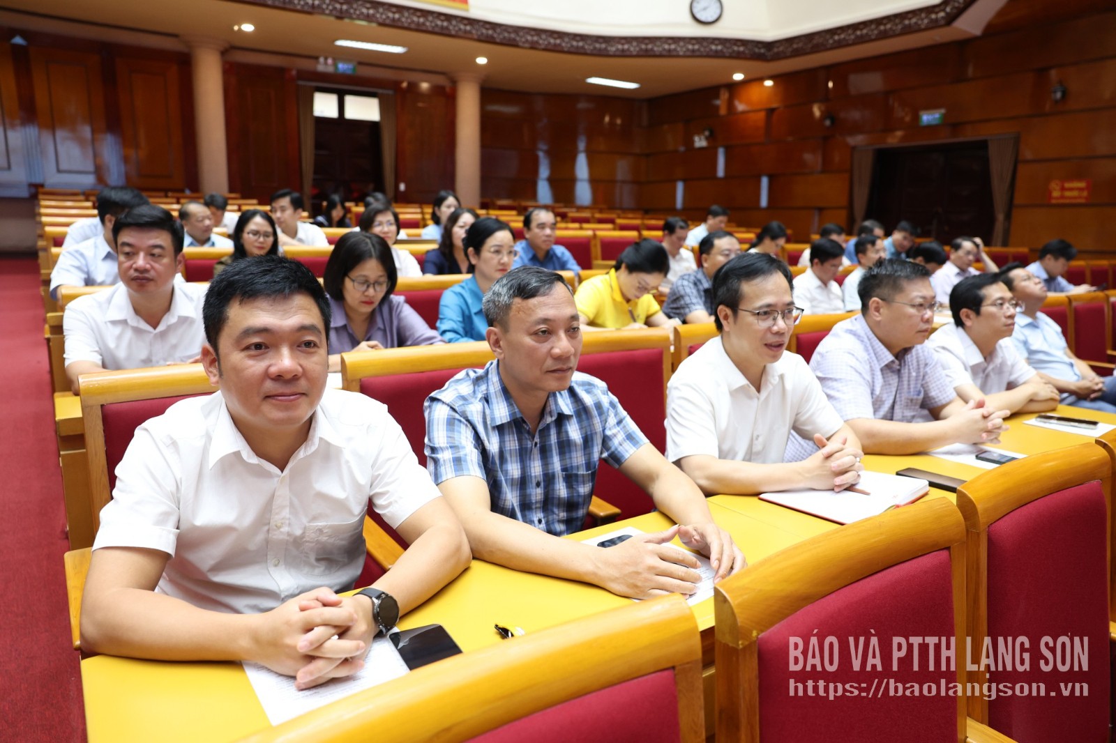 Các đại biểu theo dõi phóng sự tại hội nghị