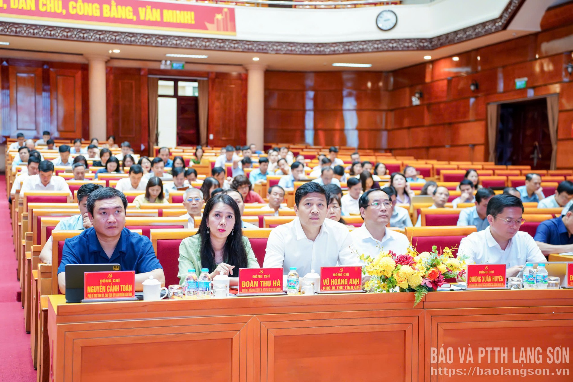 Lãnh đạo tỉnh và các đại biểu dự hội nghị tại điểm cầu tỉnh