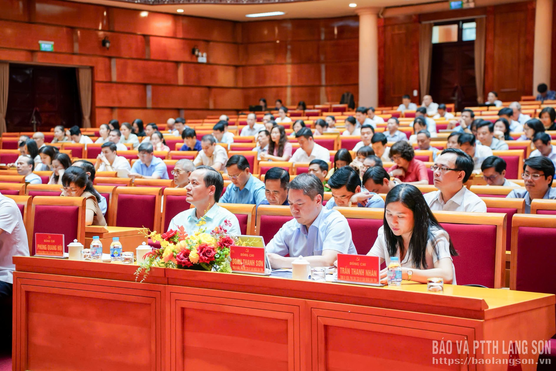 Lãnh đạo tỉnh và các đại biểu dự hội nghị tại điểm cầu tỉnh