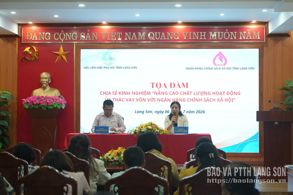 Lãnh đạo Hội LHPN tỉnh và lãnh đạo Ngân hàng chính sách xã hội tỉnh trả lời các câu hỏi của hội viên, phụ nữ tại toạ đàm chuyên đề