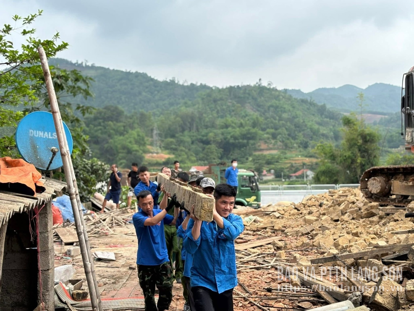 Đoàn viên thanh niên chung tay hỗ trợ thực hiện công trình xóa nhà tạm, nhà dột nát cho người dân
