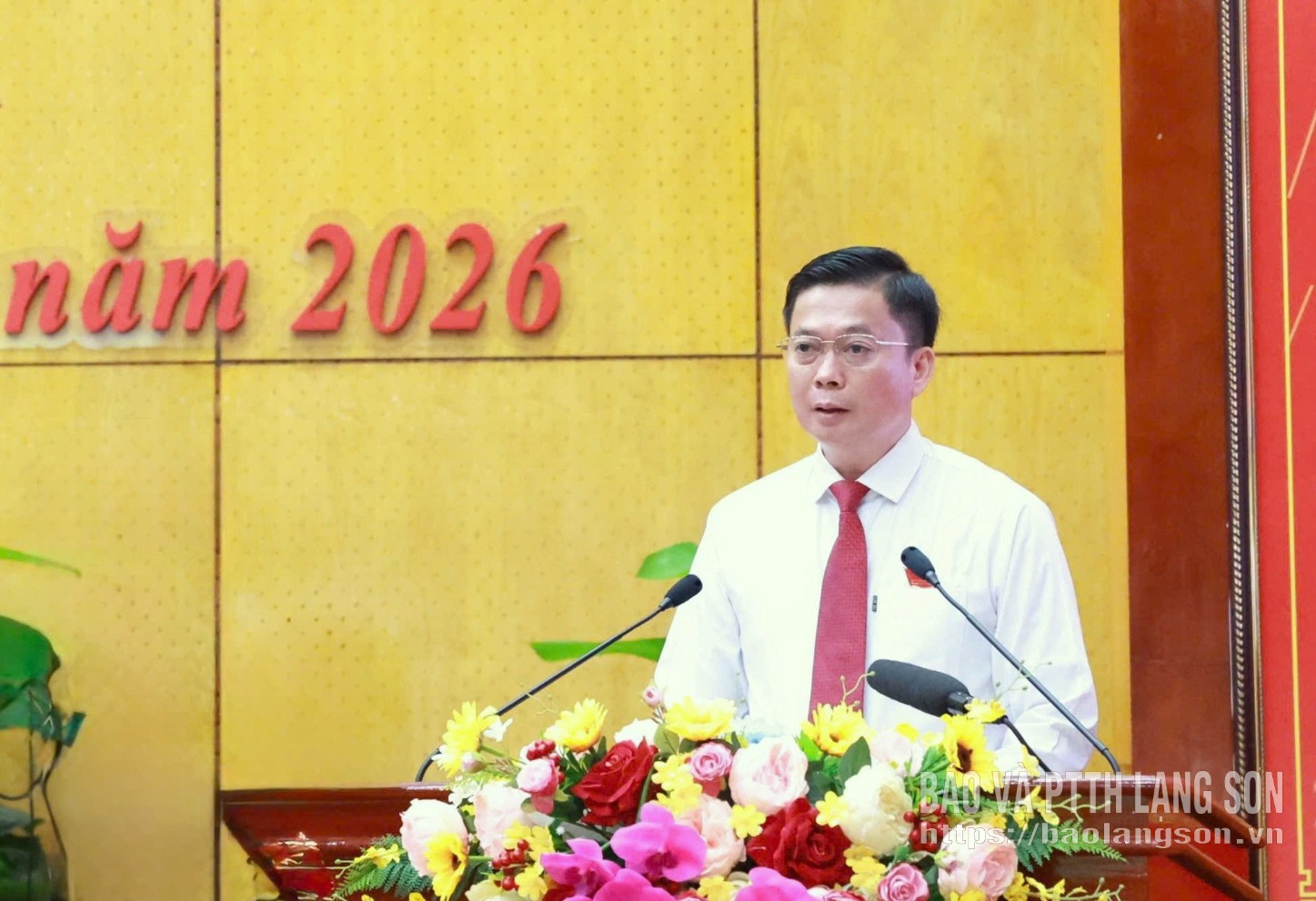 Đồng chí Đinh Hữu Học, Ủy viên Ban Thường vụ Tỉnh ủy, Phó Chủ tịch Thường trực UBND tỉnh báo cáo kết quả giải quyết kiến nghị của cử tri