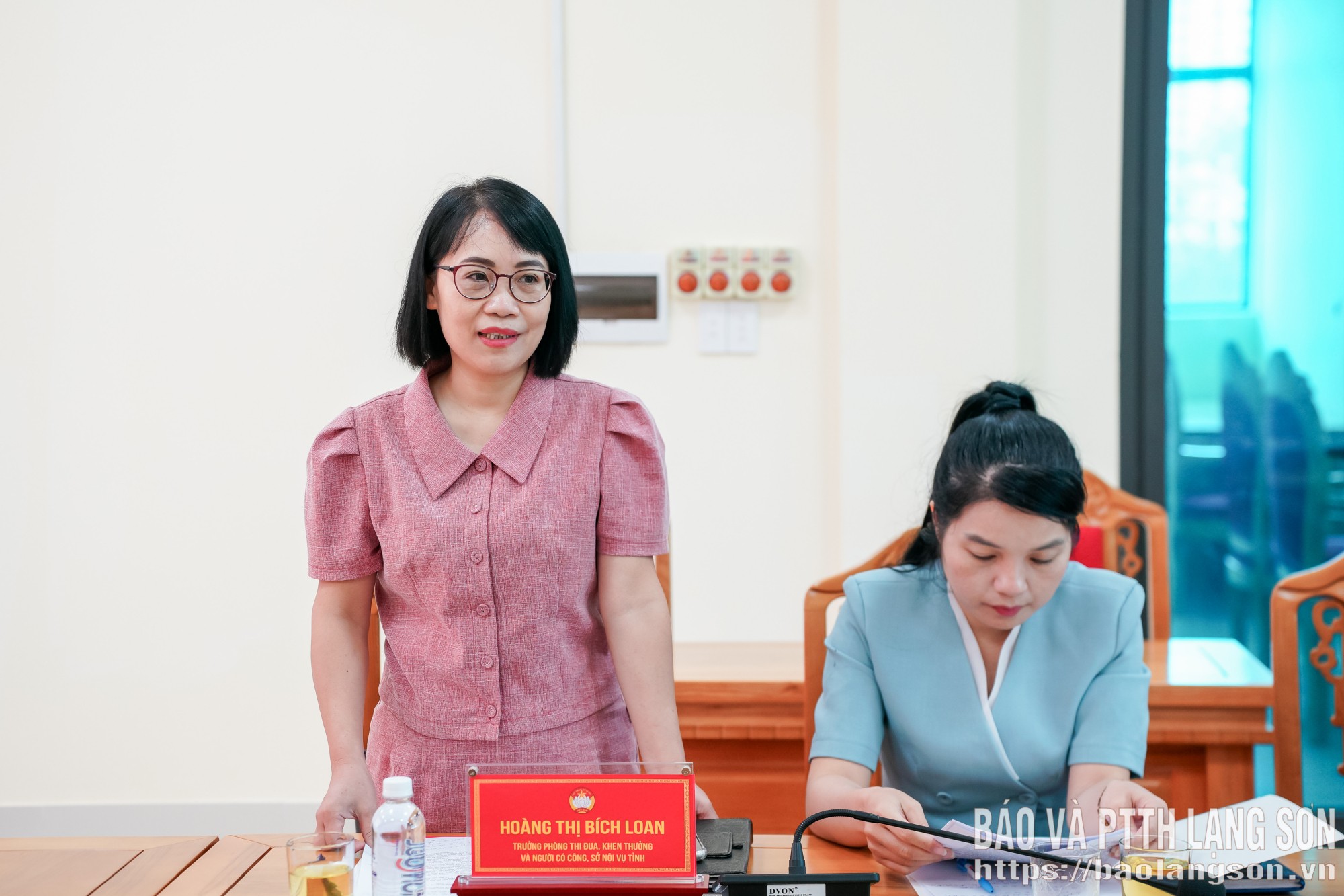 Lãnh đạo phòng thi đua, khen thưởng và người có công Sở Nội vụ phát biểu thảo luận tại hội nghị
