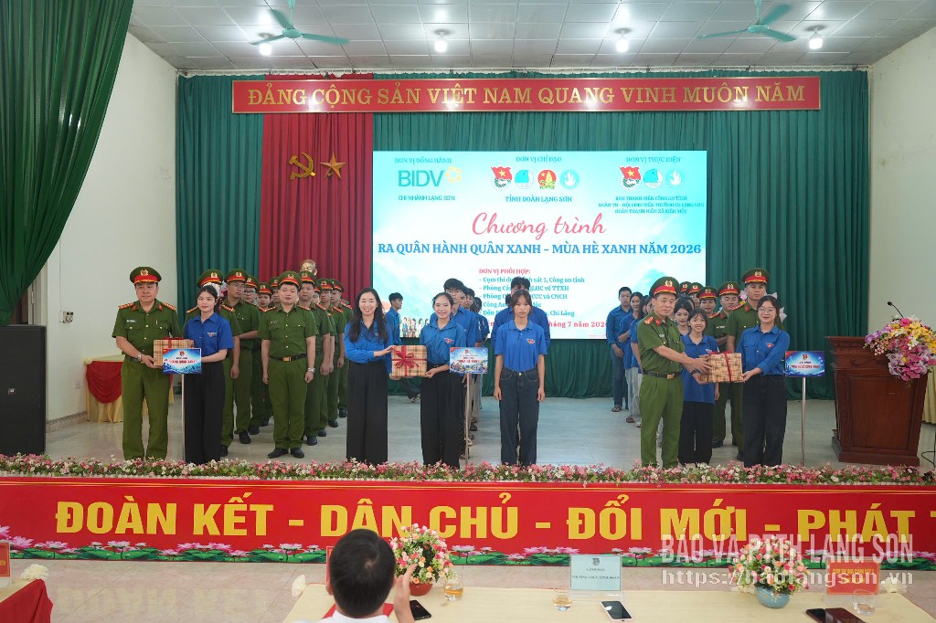 Lãnh đạo các đơn vị tặng quà cho các đội hình thanh niên tình nguyện