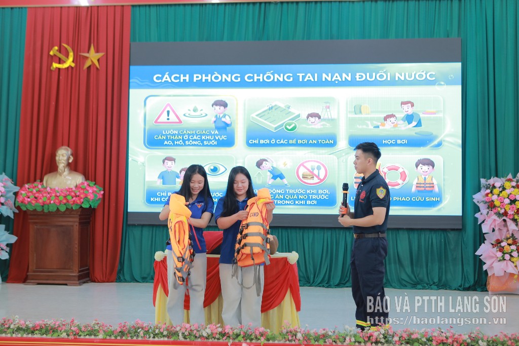 Cán bộ Phòng Cảnh sát Phòng cháy, chữa cháy và cứu nạn, cứu hộ, Công an tỉnh tuyên truyền phòng chống đuối nước