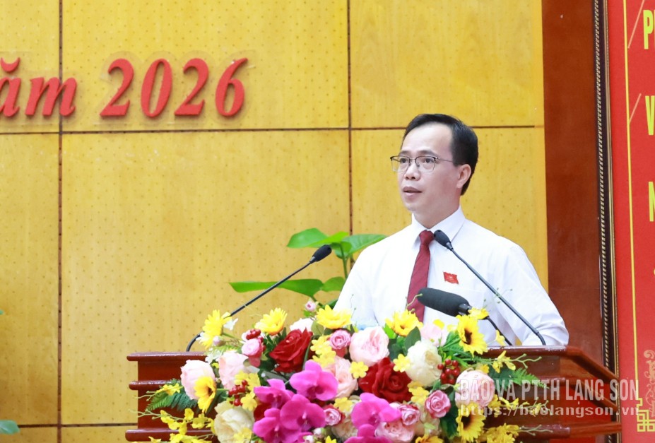 Lãnh đạo Ban Pháp chế HĐND tỉnh trình bày báo cáo thẩm tra