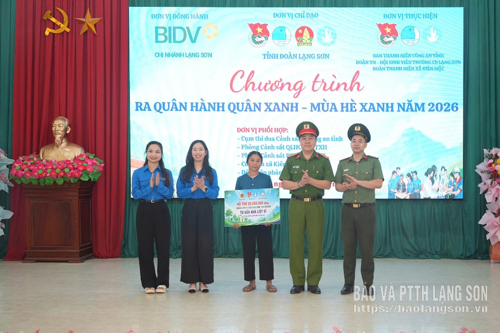 Đại diện các đơn vị trao biểu trưng tiền hỗ trợ gia đình bà Chu Thị Chứng thôn Nà Lừa, xã Kiên Mộc
