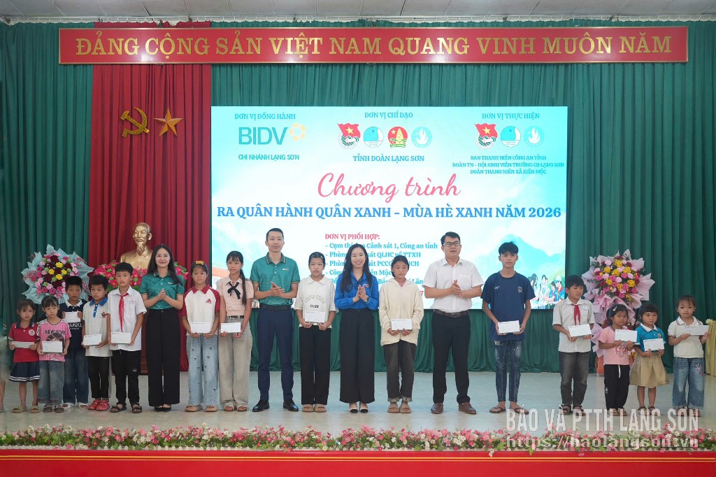 Đại diện các đơn vị trao các suất quà cho học sinh có hoàn cảnh khó khăn trên địa bàn xã Kiên Mộc