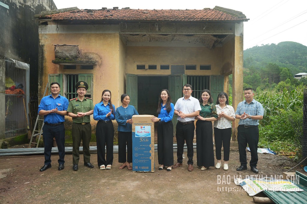 Đại diện các đơn vị trao máy lọc nước cho gia đình bà Chu Thị Chứng thôn Nà Lừa, xã Kiên Mộc