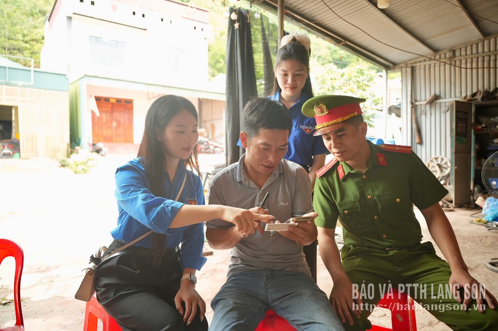 Đoàn viên, thanh niên các đơn vị hỗ trợ người dân xã Kiên Mộc  cài đặt, kích hoạt ứng dụng VNeID