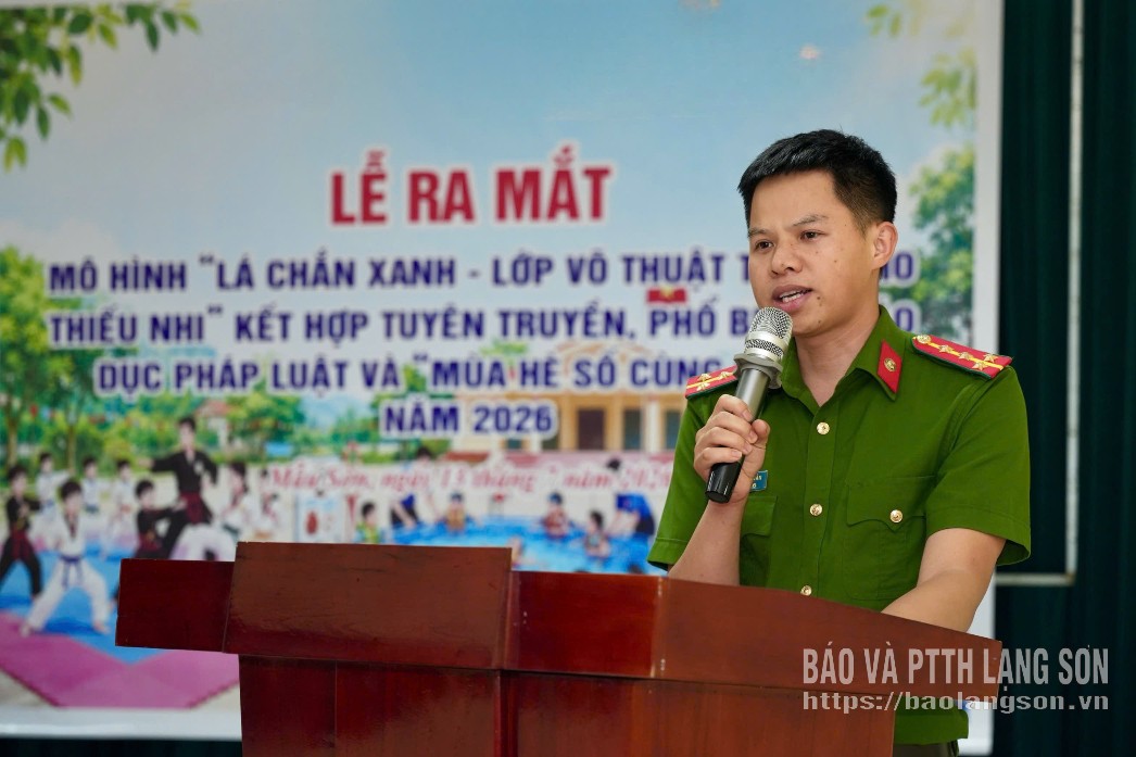 Đại diện Công an xã Mẫu Sơn tuyên truyền phòng chống đuổi nước tại buổi ra mắt mô hình