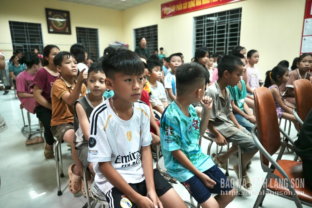 Thiếu nhi trên địa bàn xã Mẫu Sơn nghe tuyên truyền